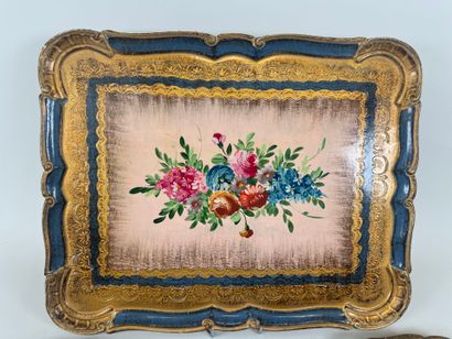 ITALIE, XXe.
Trois plateaux en bois polychrome...