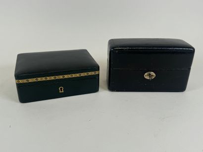 Deux coffrets rectangulaires en cuir noir...