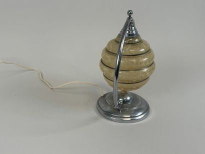 Petite lampe en métal chromé, l'abat jour...