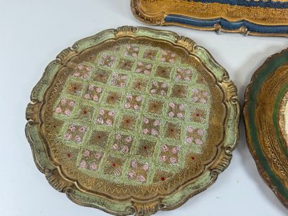 ITALIE, XXe.
Trois plateaux en bois polychrome...