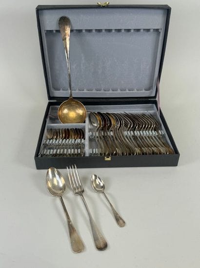 Partie de ménagère en métal argenté, modèle...
