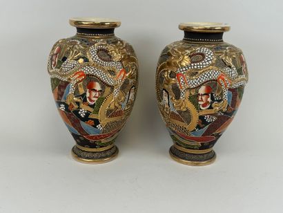 JAPON, Satsuma.
Paire de vases en faïence...