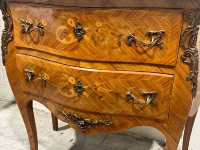 Wood and veneer chest of drawers opening...