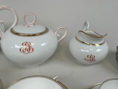 Partie de service à café en porcelaine blanche...