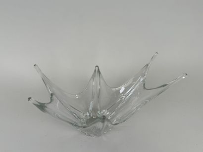 DAUM, France.
Coupe en cristal moulé de forme...