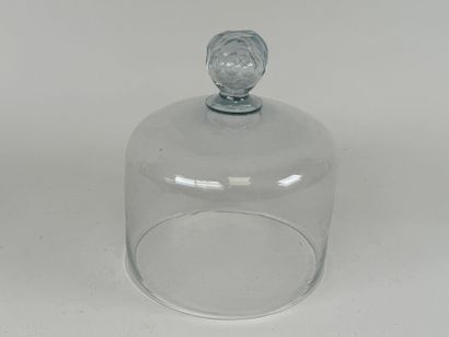 Cloche circulaire en verre, la prise facettée.
H....