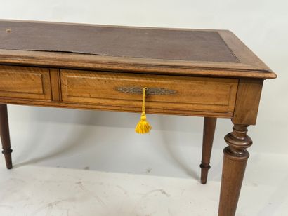 Petit bureau plat en bois mouluré ouvrant...
