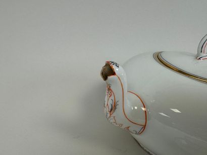 Partie de service à café en porcelaine blanche...