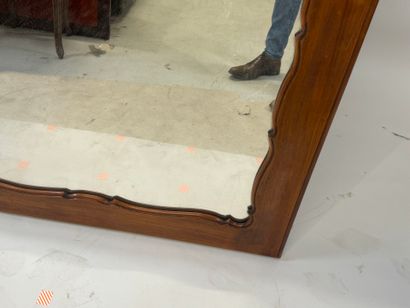 Large molded wood mirror.
133 x 101 cm.