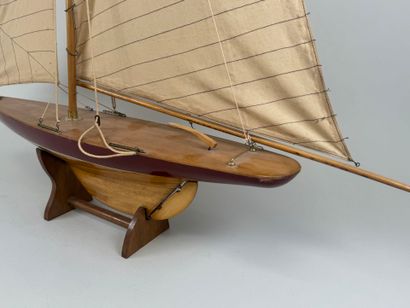 Maquette de bateau voilier en bois polychrome...