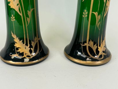 Paire de vase en verre coloré vert et rehaussé...