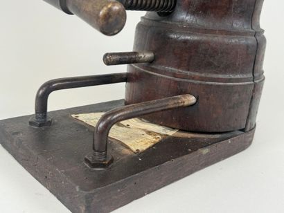 Forme à chapeau en bois et pas de vis en...