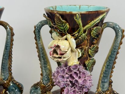 Paire de vases en faïence polychrome en relief...