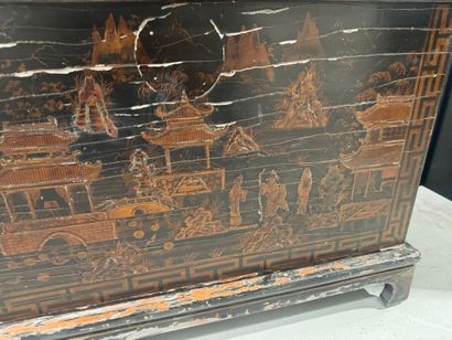 CHINE, XIXe.
Grand coffre en bois laqué et...