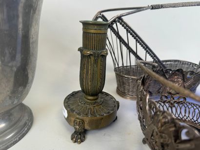 Set comprising a woven metal bottle holder,...