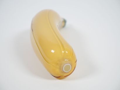 Sujet en verre coloré jaune représentant...