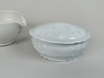 Lot comprenant une bonbonnière en porcelaine...