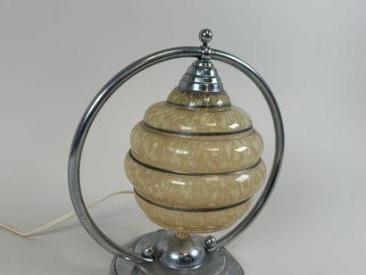 Petite lampe en métal chromé, l'abat jour...