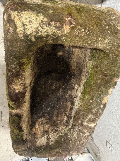 Stone trough with overflow.
32 x 72 x 35...