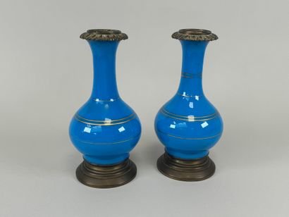 Paire de lampes en opaline bleue et filets...