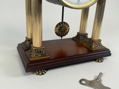 ODO.
Pendule de table en bois, verre et laiton...