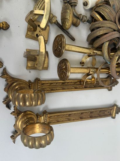 Important lot en bronze et laiton comprenant...