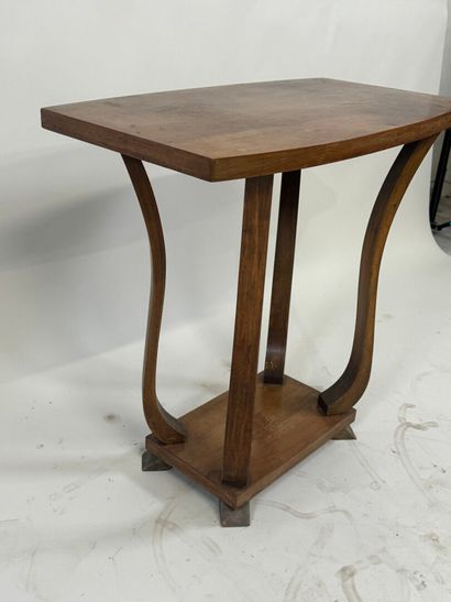 Petite table en bois mouluré.
De style 1930.
64...