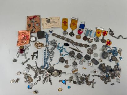 Lot of medals, brooches, religious pendants...