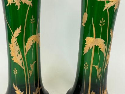 Paire de vase en verre coloré vert et rehaussé...
