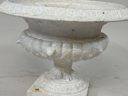 Painted cast-iron garden basin with gadrooned...