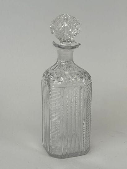 Petit carafon en cristal taillé à décor de...