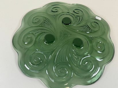 Plat de service en verre coloré vert à décor...