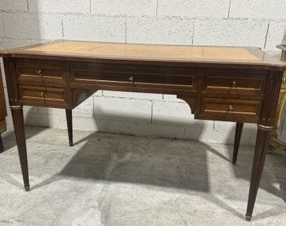 Rectangular flat desk in molded wood opening...