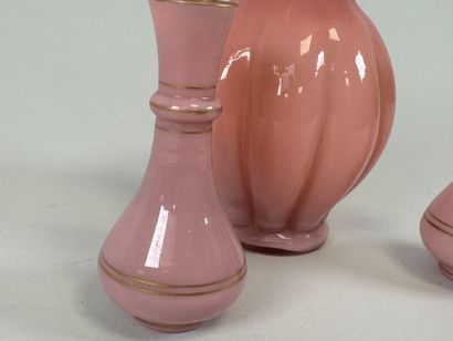 Paire de petits vases en verre opalin coloré...