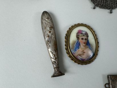 Dans un coffret : 
- flacon en métal et pierres...