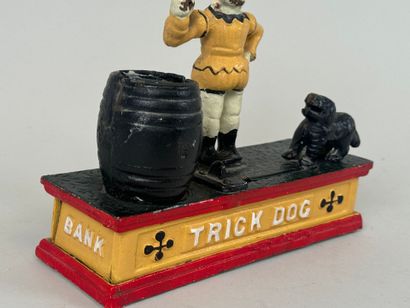 TRICK DOG.
Polychrome cast-iron money box...