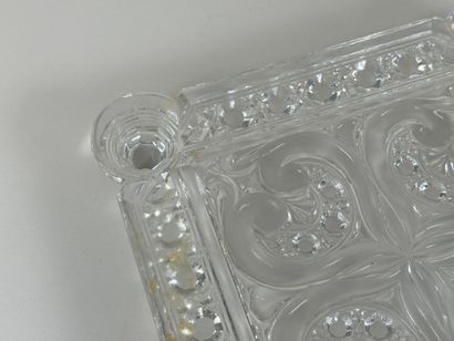 BACCARAT.
Dessous de plat en verre moulé...