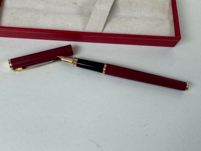 SHEAFFER.
Red and gold lacquered metal fountain...