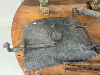 Lot including :
- cast-iron fireback decorated...