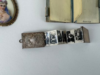 Dans un coffret : 
- flacon en métal et pierres...