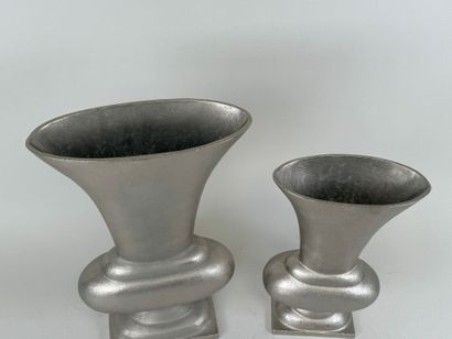 Two metal vases.
38 x 21 x 9.5 cm (the garnd...