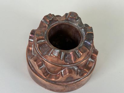 Moule en cuivre.
H. 12 cm.
D. 16,5 cm.