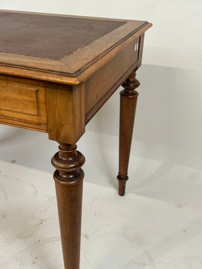 Petit bureau plat en bois mouluré ouvrant...