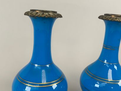 Paire de lampes en opaline bleue et filets...