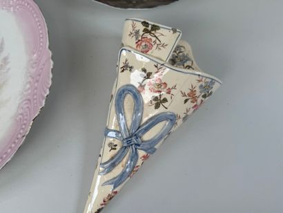Lot including :
- two polychrome porcelain...