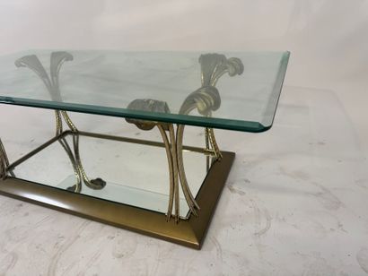 Table basse en laiton, le piétement à décor...