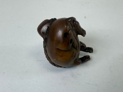 JAPON, XXe.
Netsuké en bois sculpté figurant...