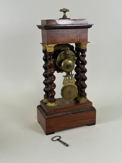 Pendule portique en placage de palissandre...