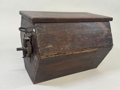 Churn in molded oak.
40 x 50 x 40 cm.