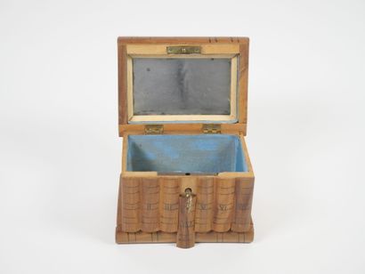 Petit coffret à bijoux à système en bois...